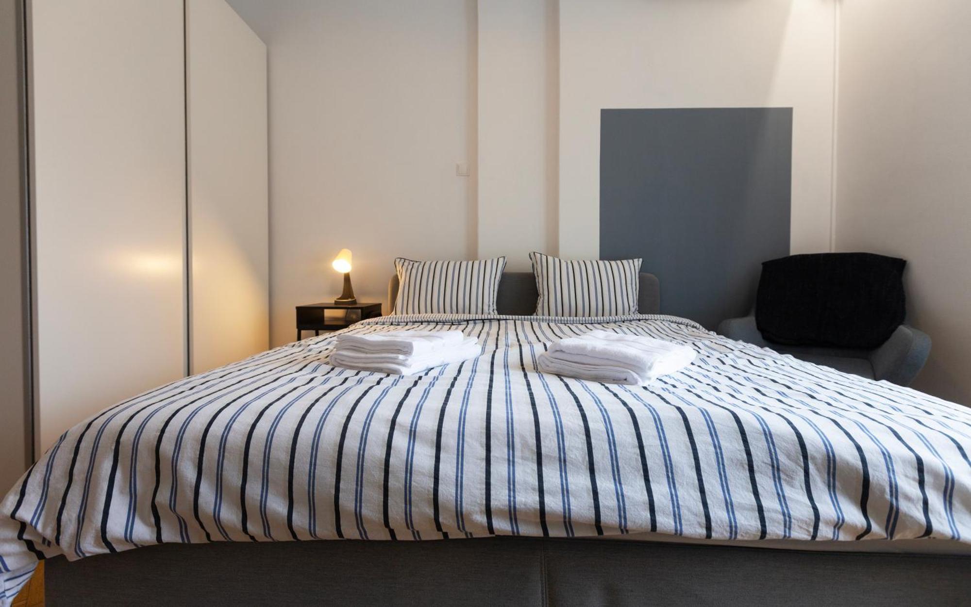 Ultracentral Hong Kong 3 Bdrm Apartment Bucureşti Ngoại thất bức ảnh