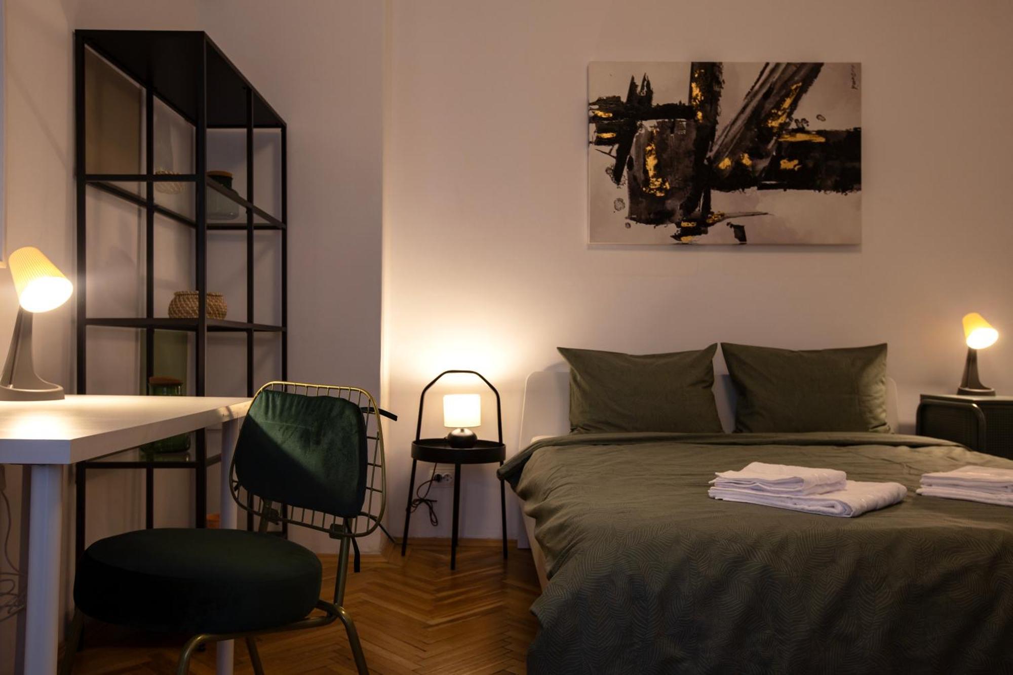 Ultracentral Hong Kong 3 Bdrm Apartment Bucureşti Ngoại thất bức ảnh