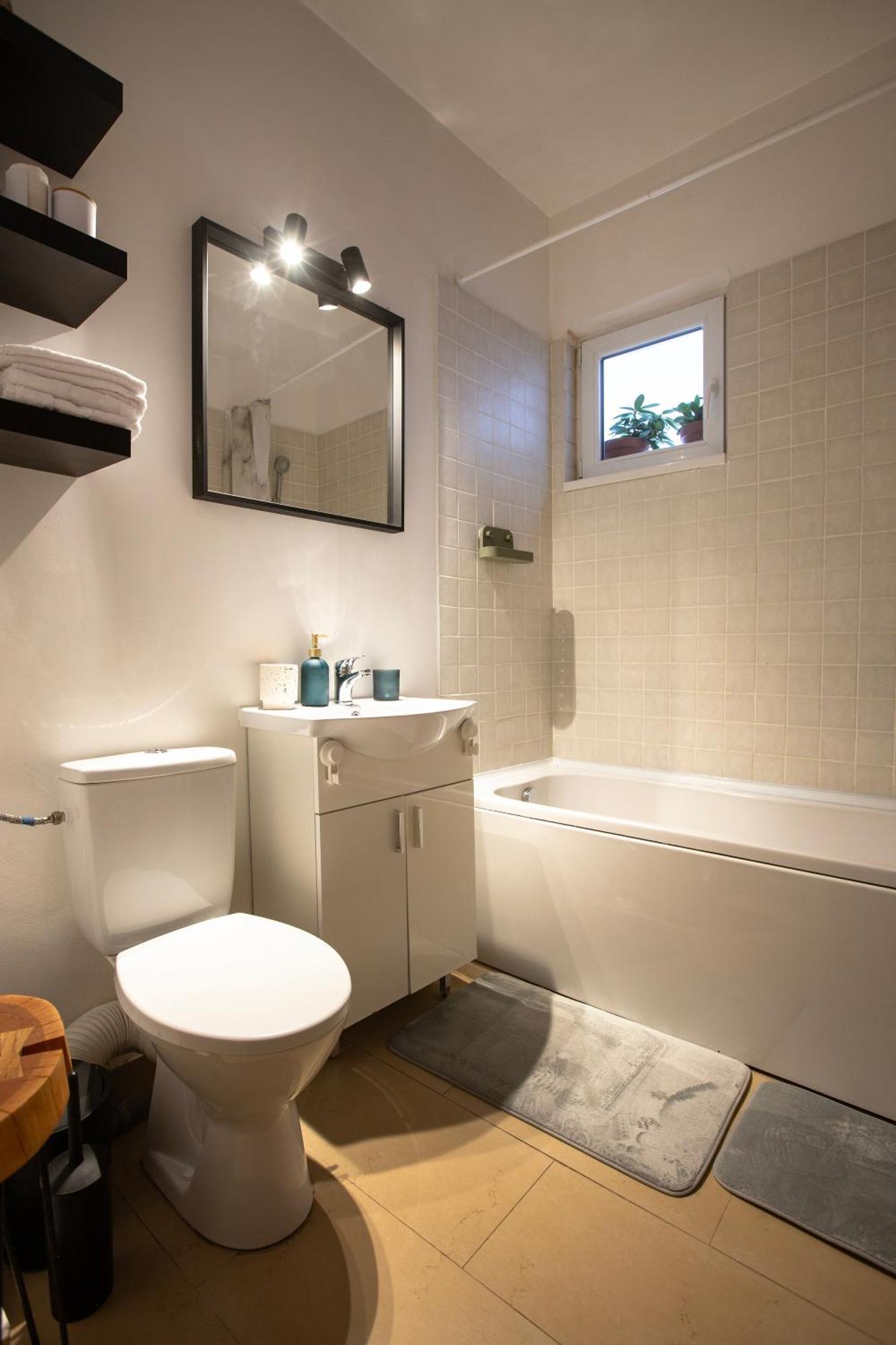 Ultracentral Hong Kong 3 Bdrm Apartment Bucureşti Ngoại thất bức ảnh